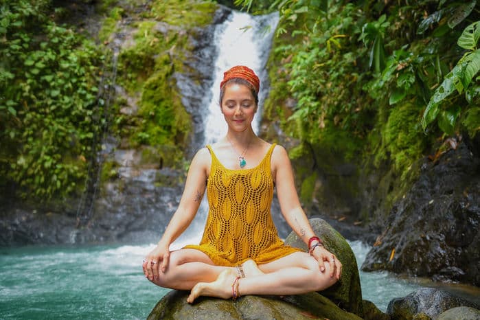 Nicoletta meditando junto a una cascada